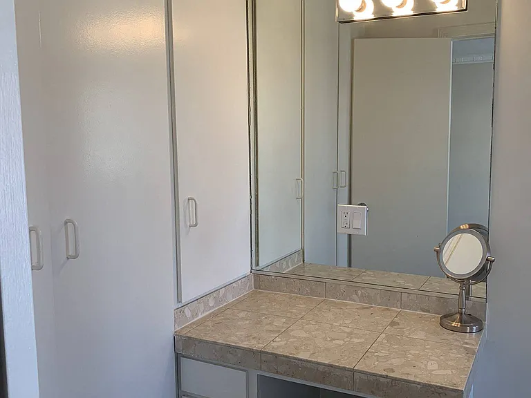 Lindbrook Manor Apartments — Photo 96