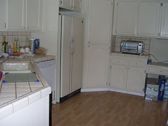 NEWLY INSTALLED LAMINATE AND TILE FLOORING!