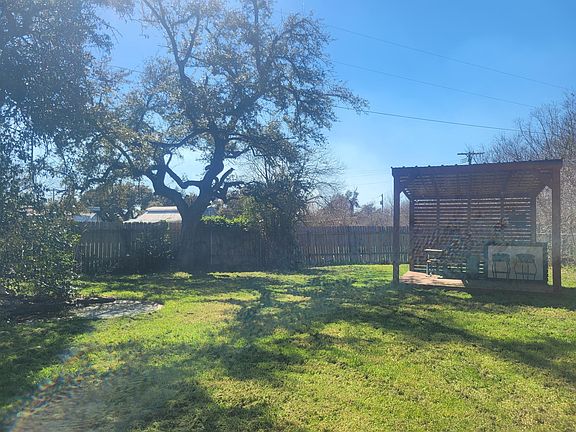 2nd image of 104 Matthews Cir