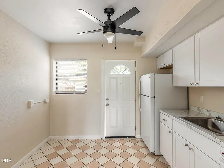 407 University Blvd #2 — Photo 8