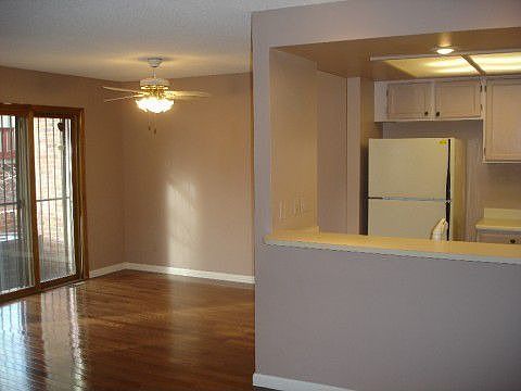 KITCHEN EATING AREA!