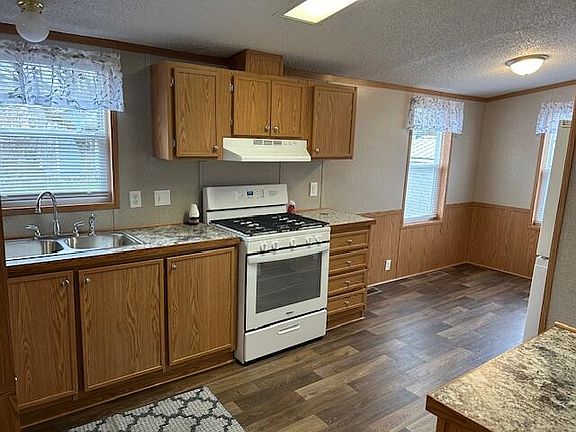 5th image of 815 Henderson St