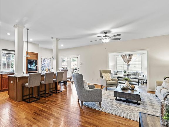 3rd image of 2035 Forest Ave