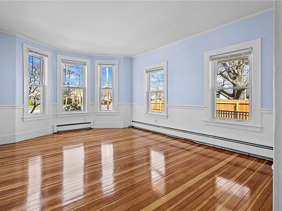 4th image of 292 Pleasant St