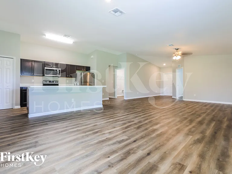 1235 Desmond St — Photo 3