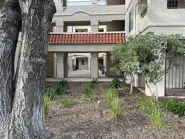 Twin Oaks — Photo 2