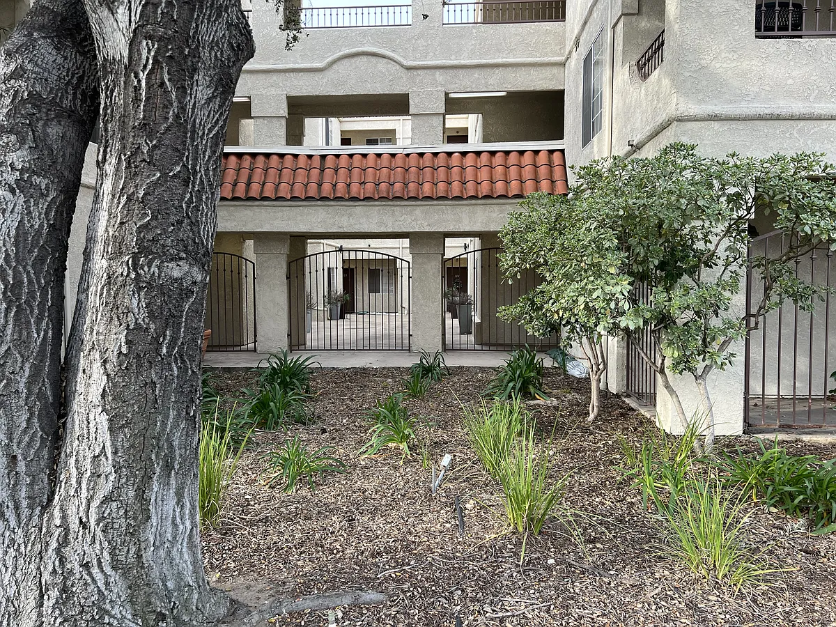 Building Photo - Twin Oaks