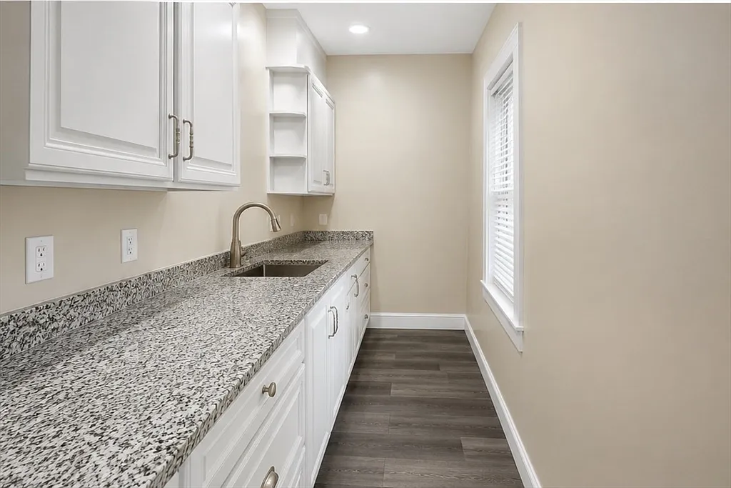 4 bed, 1.0 bath, 1400 sqft, $2,800 — Photo 2