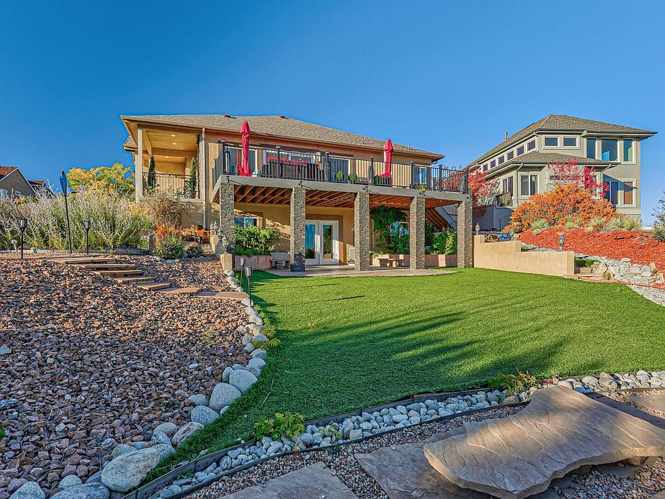 Large backyard and plenty of outdoor seating!