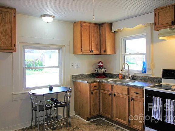 4th image of 275 Westwood Cir