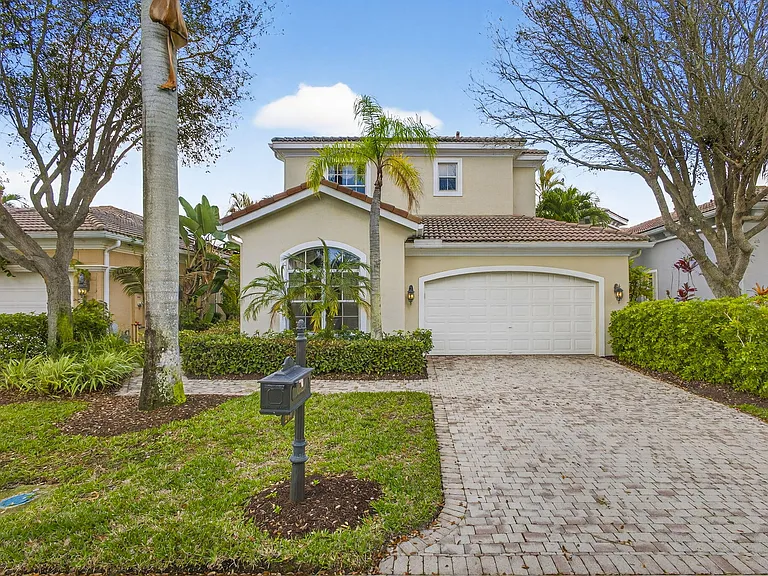 207 Andalusia Dr — Photo 2