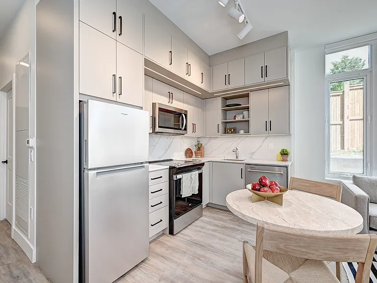 415 Duke St W — Photo 43