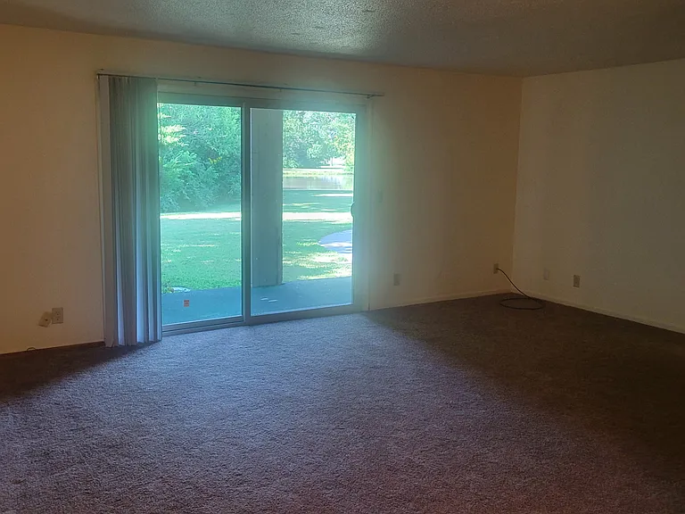111 S Lakeside Dr #8 — Photo 3