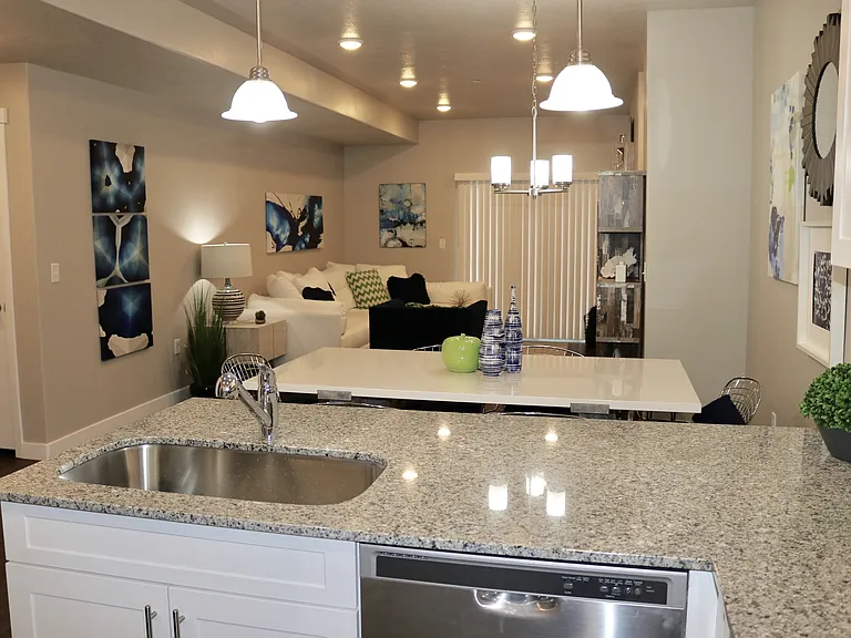 556 E 250 N #206 — Photo 25