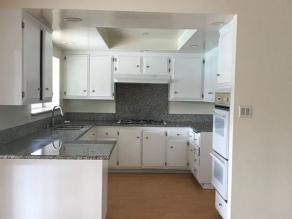 5th image of 5202 Deelane St