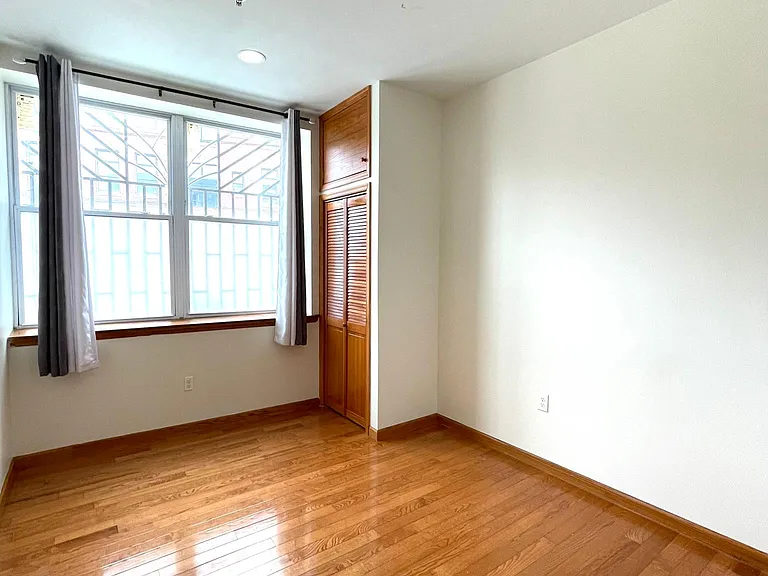916 Green St #1 — Photo 8