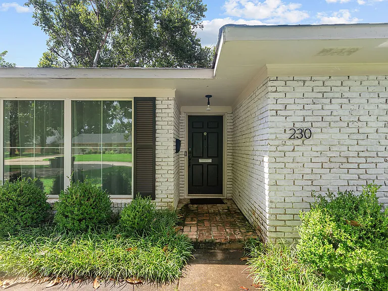 230 Rossitter St — Photo 4