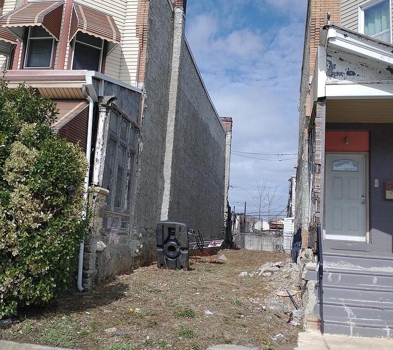 2nd image of 725 W Erie Ave