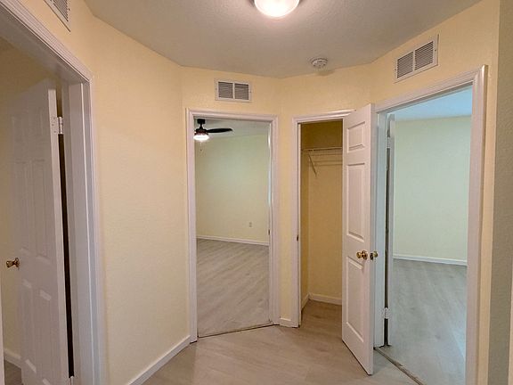 5th image of 305 W Country Club Dr