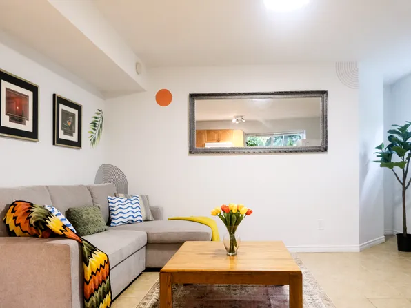 5851 Eglinton St, Burnaby, BC V5G 2B5