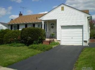 2043 Saddle Path, Seaford, NY 11783