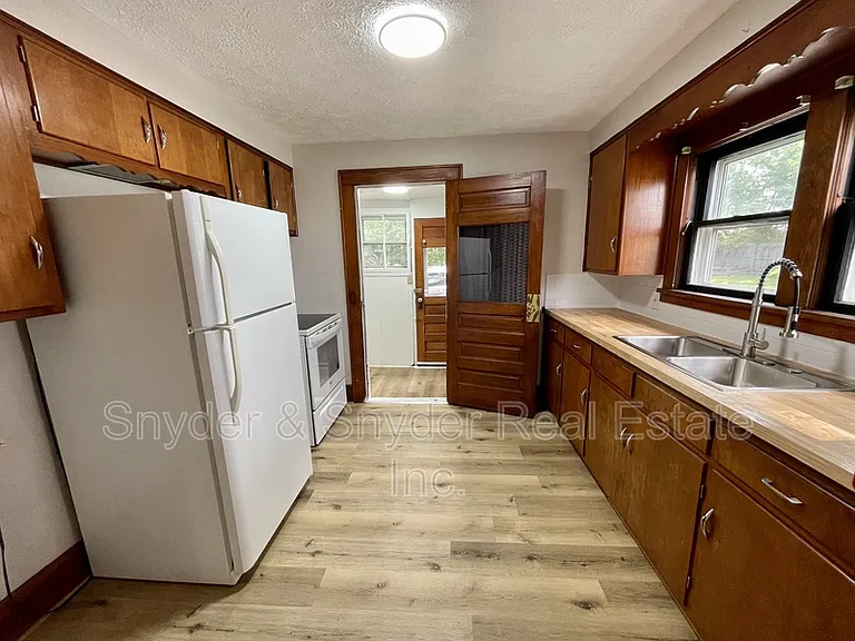 139-141 Wadsworth Ave — Photo 4