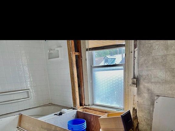 4th image of 236 W Coal St