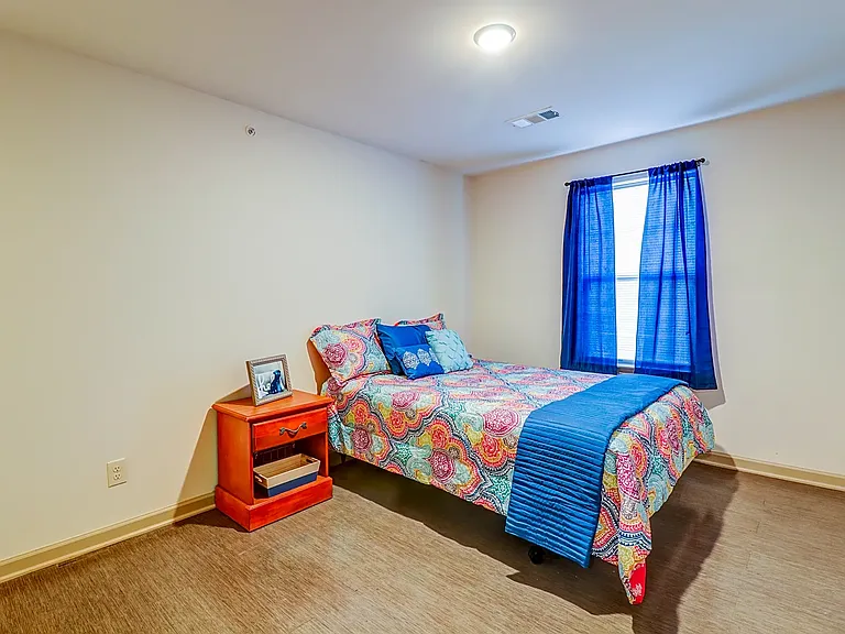 College Pointe Apartments — Photo 8