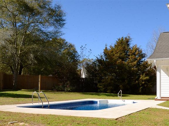 2nd image of 877 Oak Lake Dr