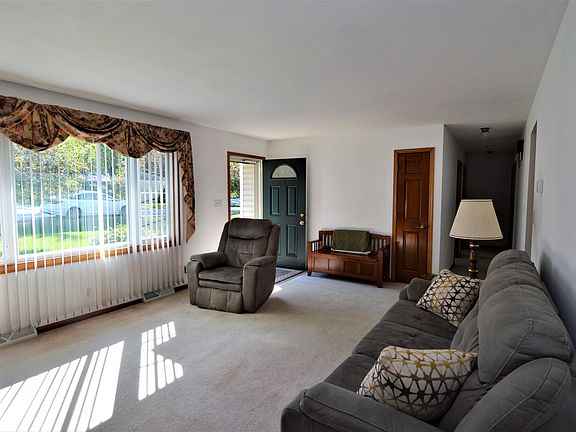 4th image of 210 Sarah Dr