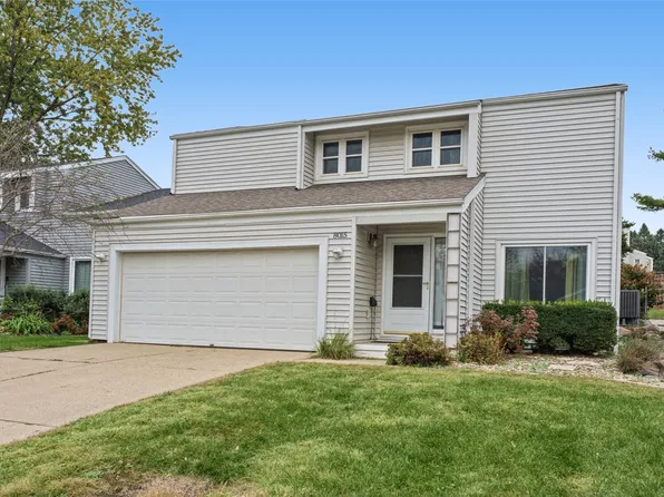 8015 N Walnut Creek Dr, Urbandale, IA 50322