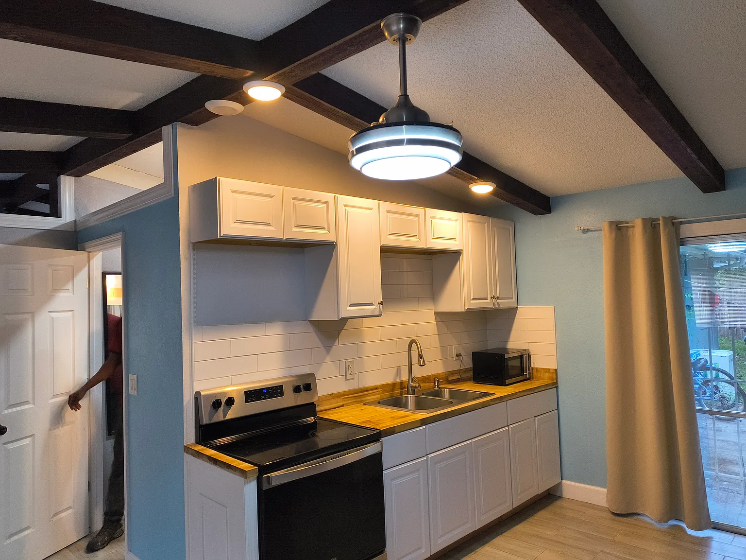 Studio, 918 sqft, $1,300 — Photo 2