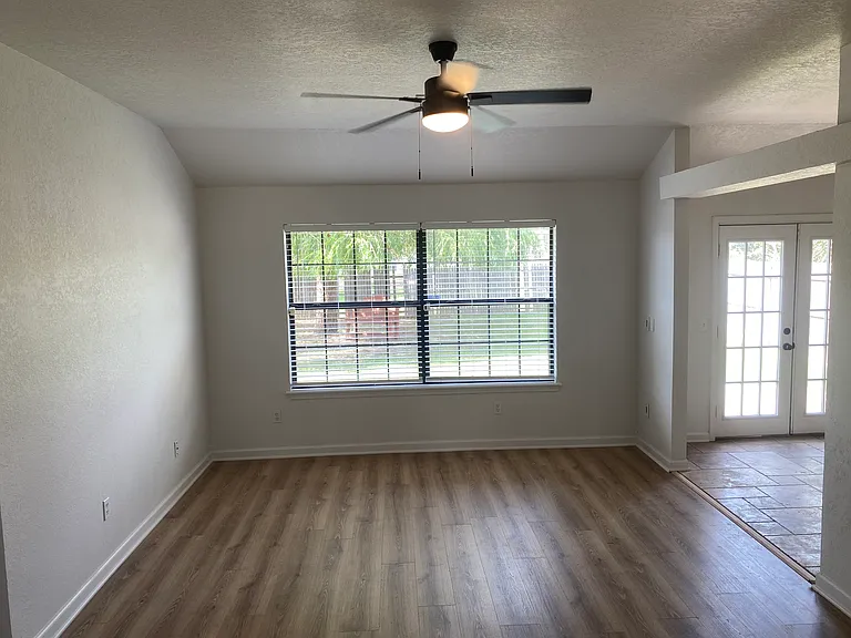1433 Buena Vista Cir — Photo 4