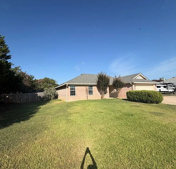 715 Lakeview Dr — Photo 2