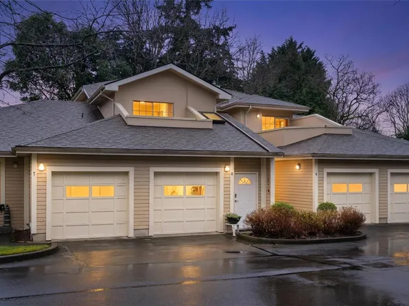 909 Admirals Rd #8, Esquimalt, BC V9A 2P1