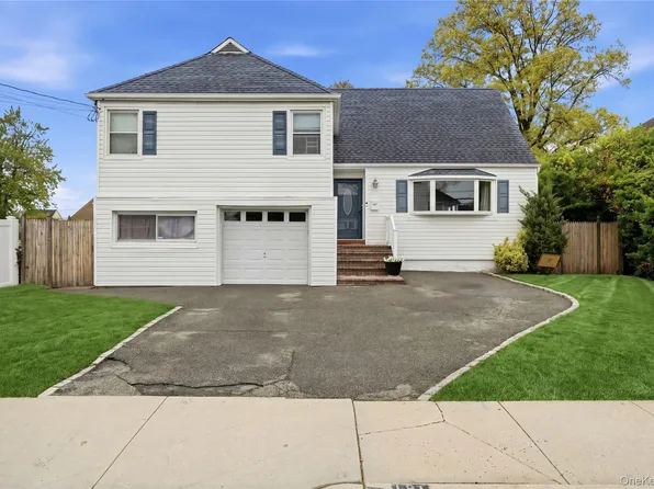 181 Branch Avenue, Freeport, NY 11520
