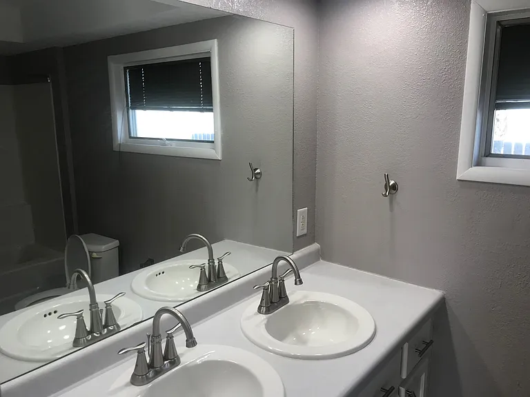 116 Lawrence Ave — Photo 8