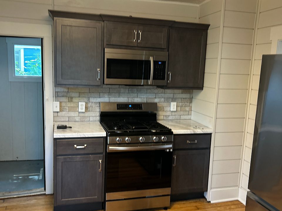2nd image of 322 Donald Pl SE