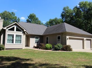 2067 Roxbury Ct, Midland, MI 48642