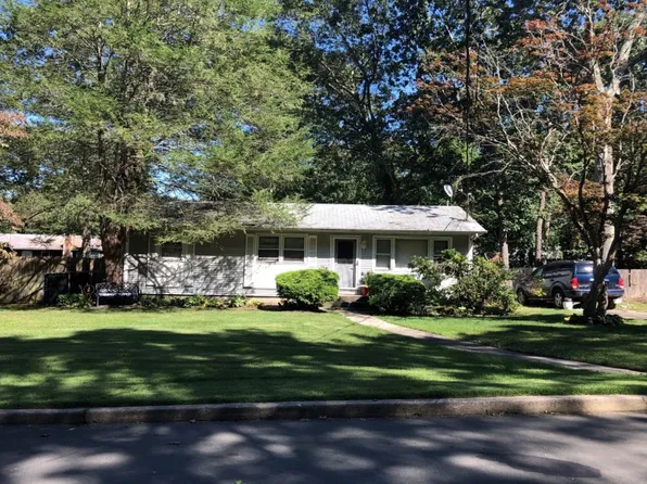 56 Quogue Ave, Flanders, NY 11901