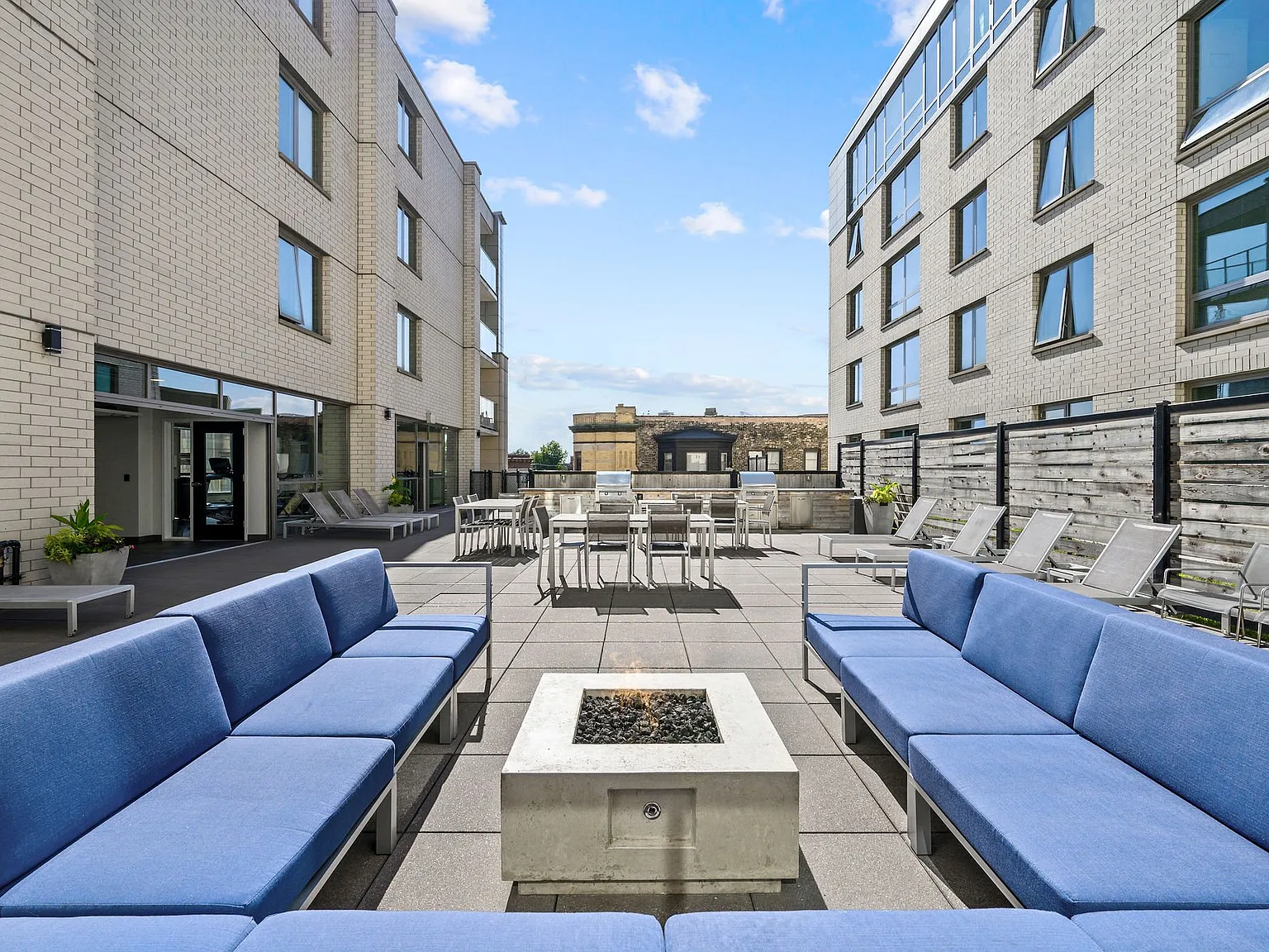 Lakeview 3200 Apartments — Photo 3