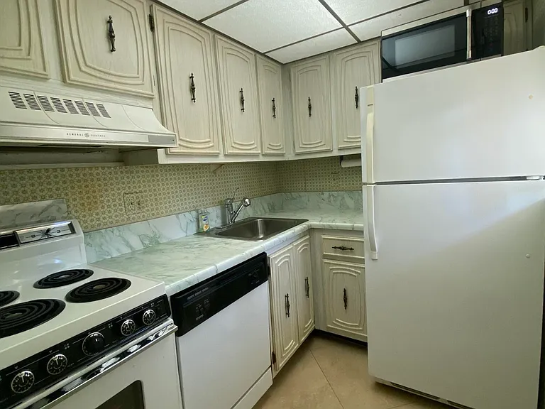 1731 SE 15th St #202 — Photo 7