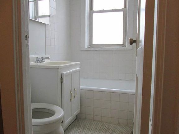 4th image of 427 W Belden Ave #A203l