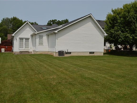 4th image of 327 Daniel Dr