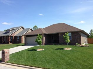884 E Sparrow Rd, Nixa, MO 65714