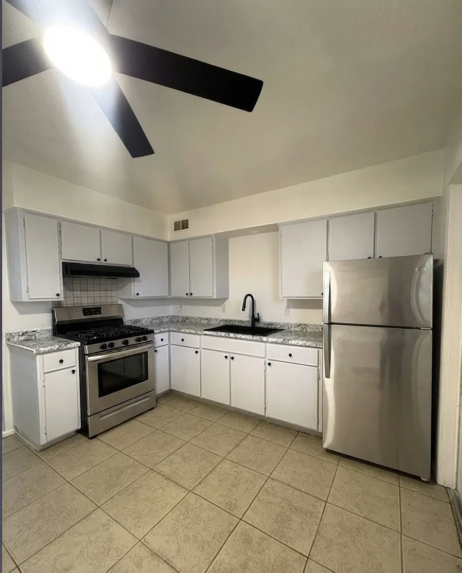 2 bed, 819 sqft, $1,371 — Photo 1