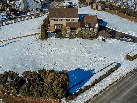 2nd image of 252 Chestnut Dr