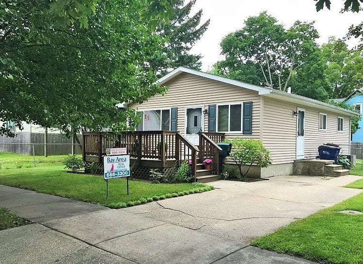 1009 Litchfield St photo 1