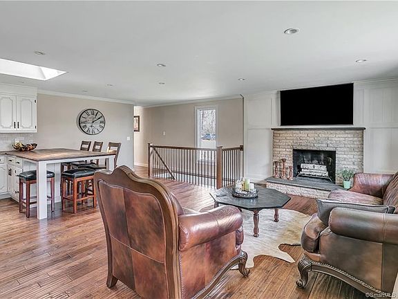 3rd image of 30 Falmouth Dr