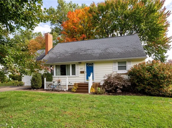 2207 Robinhood Dr, Wooster, OH 44691